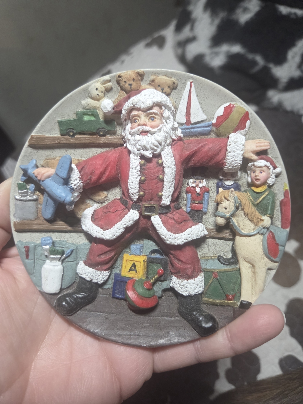 Vintage "A CHRISTMAS REMEMBERED"(1997) 3-D Mini Dish; no damage; dia 4 1/2"